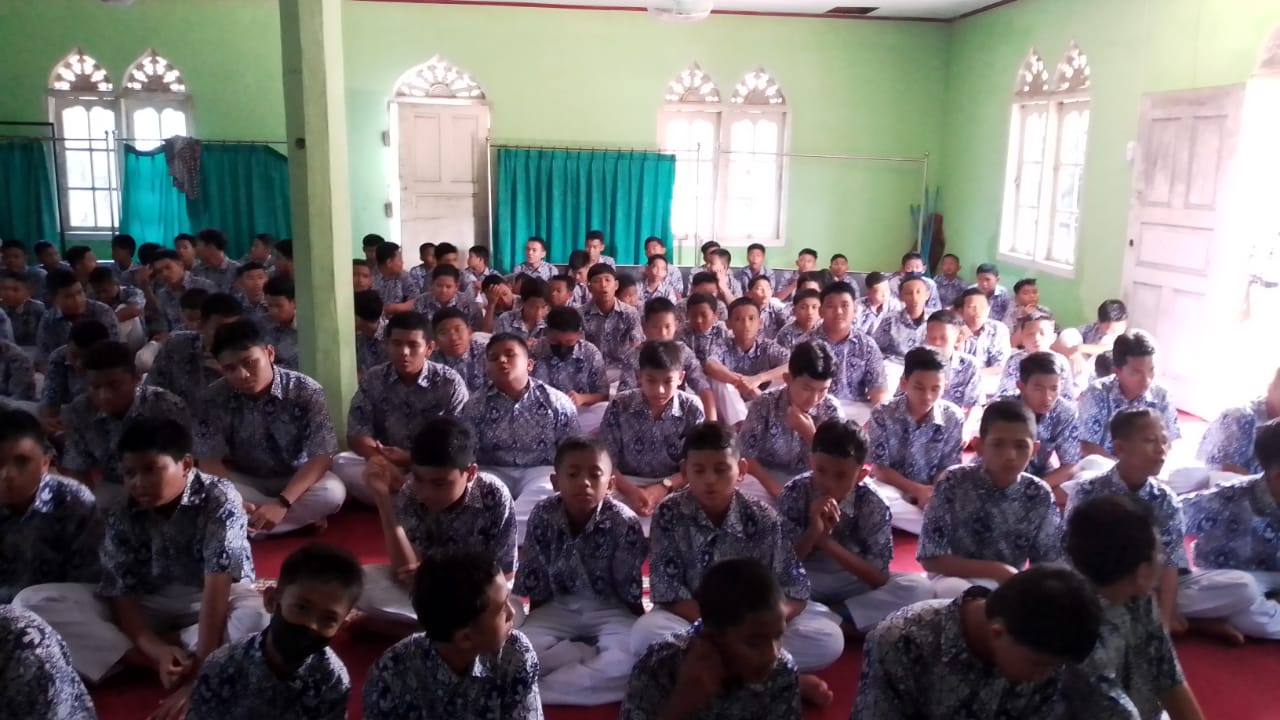 Kegiatan Solat Zuhur Berjamaah di Mushola SMP Negeri 1 Pangkalan Kerinci